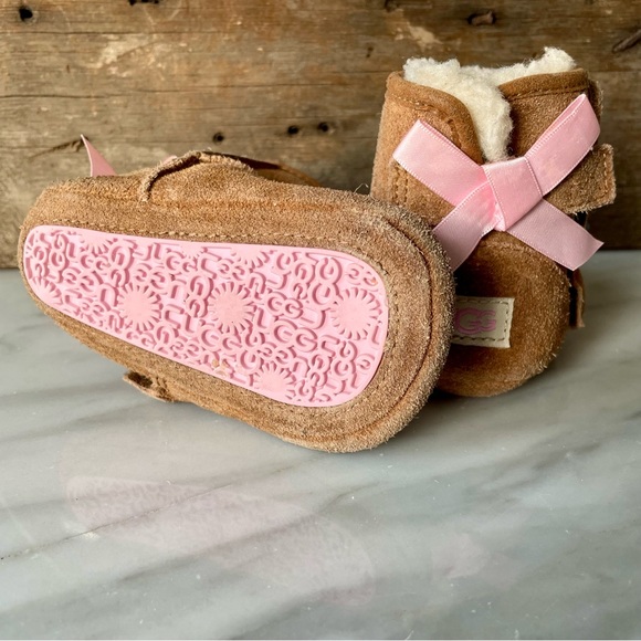 UGG Jesse Bow Crib Shoes•Infant Size 2-3•Ugg Chestnut Suede Lined with Shearling - Picture 3 of 12